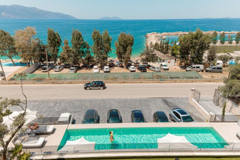 Mazarine Hotel in Vlorë balcony view over ocean