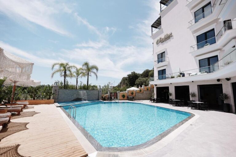 Sea View Hotel at the pool with the poolbeds next to it.