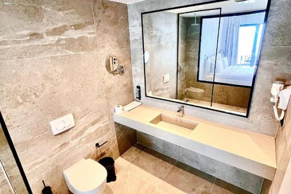 Andon Lapa Hotel Spa in Sarande bathroom