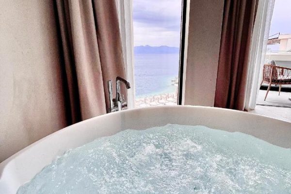 Andon Lapa Hotel Spa in Sarande bathview over ocean