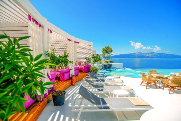 Bougainville Bay Hotel in Sarande poolbeds