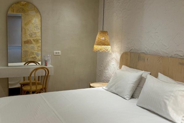 Dimitri Hotel in Himare deluxe room bed