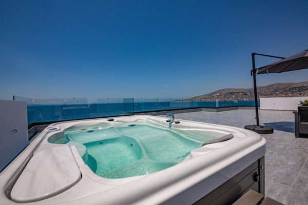 El Primero Hotel in Sarande the hottub on the roof