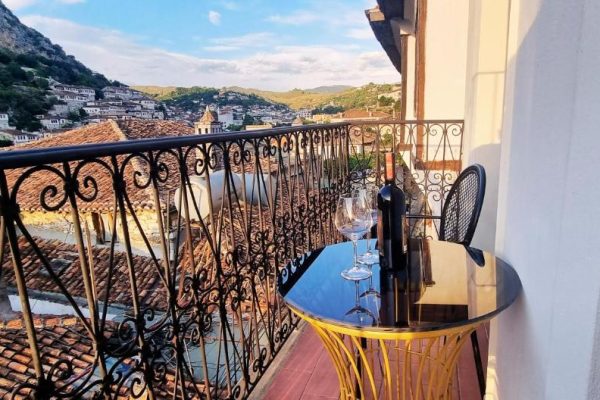 Balkon met uitzicht van Hotel Gorica in Berat