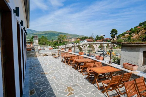 Terras van Hotel Kapllani in Berat