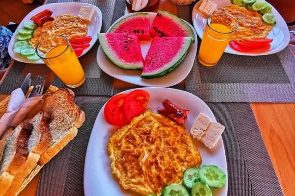 Hotel Lula in Ksamil breakfast table