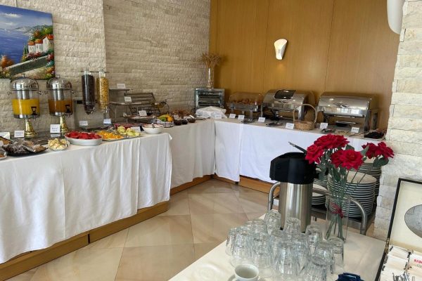 Hotel Luxury in Ksamil breakfast table