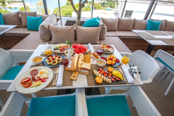 Hotel Olive in Ksamil breakfast table