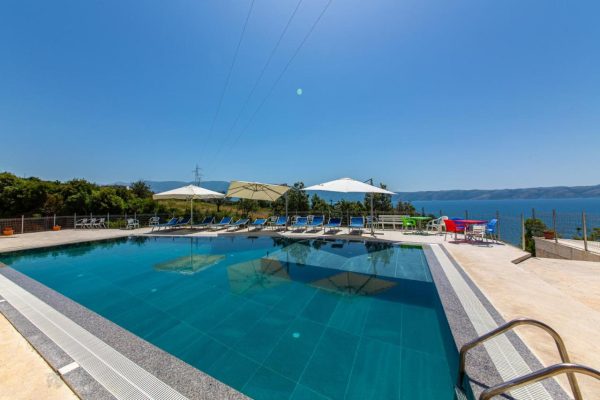 Hotel San Saena in Vlorë at the pool with an amazing view