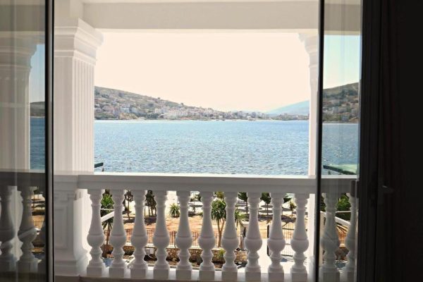 Balkon met zeezicht van Hotel Vila Kalcuni Sarande