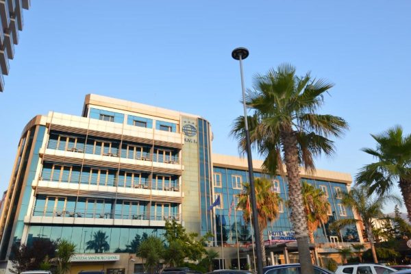 Vooraanzicht van Hotel Vlora International