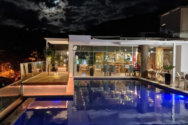 Regina City Hotel Spa in Vlorë at the poolside at night