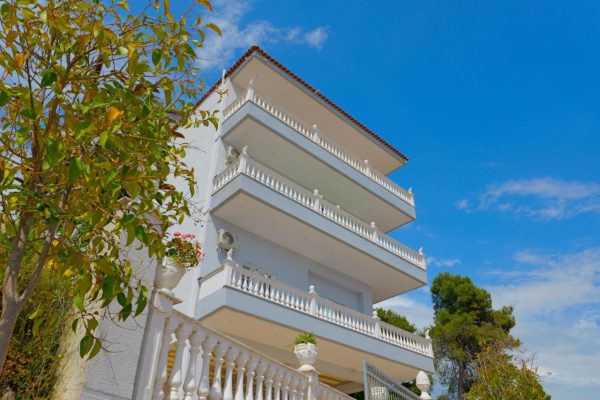 Vila Marina Apartments in Sarande outside view of building